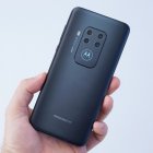 Motorola One Zoom - v ruke