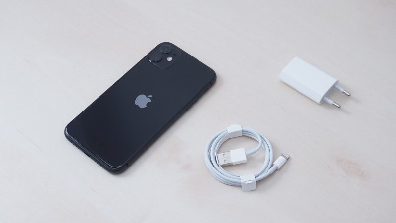 Apple iPhone 11 - 5 W nabíjačka v balení