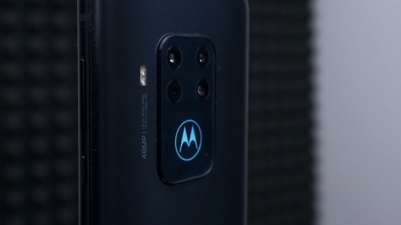 Motorola One Zoom - podsvietené logo