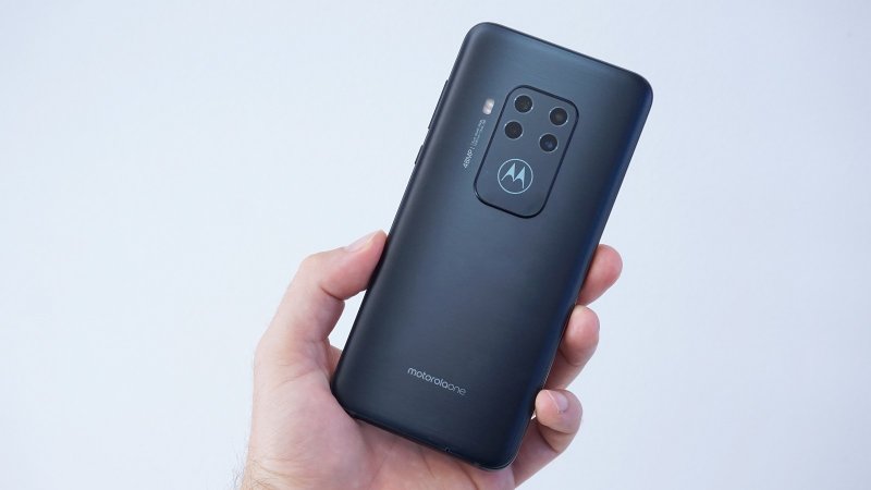 Motorola One Zoom - v ruke