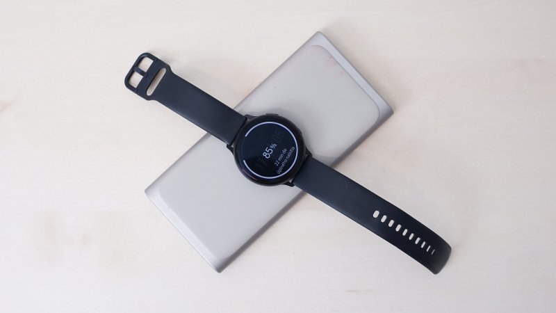 Samsung Galaxy Watch Active 2 - bezdrôtové nabíjanie z power banky EB-U1200