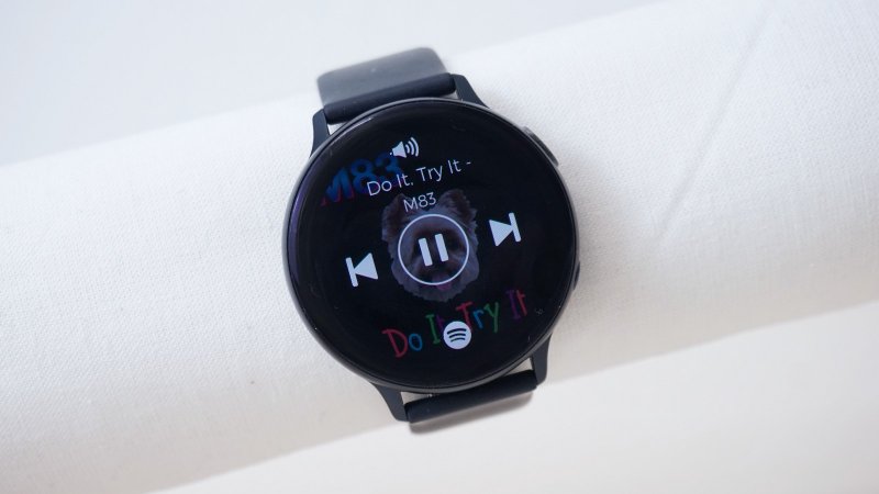 Samsung Galaxy Watch Active 2 - prehrávač Spotify so stiahnutými skladbami