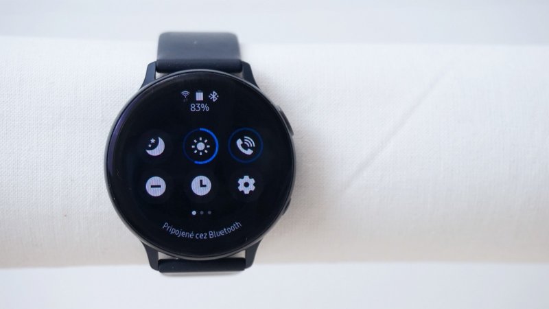Samsung Galaxy Watch Active 2 - prvých šesť skratiek v hornej lište