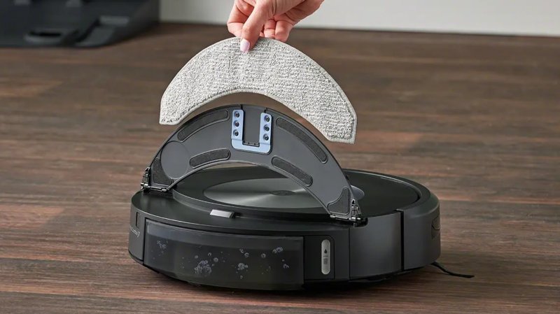 iRobot Roomba Combo j7+ press image