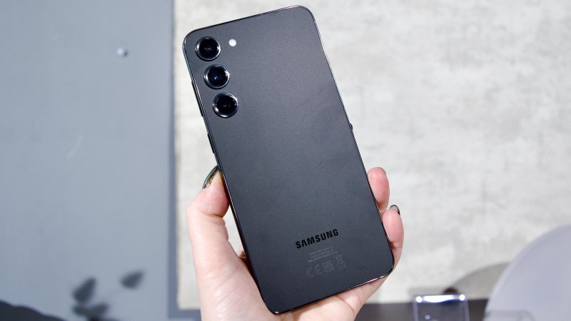 Samsung Galaxy S23+ naživo 