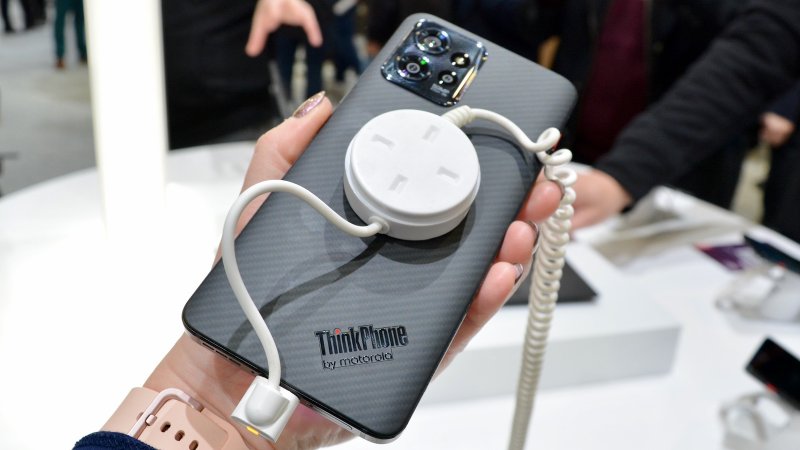Motorola ThinkPhone naživo