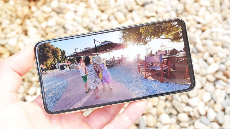 Samsung Galaxy S10e - prezeranie fotografie
