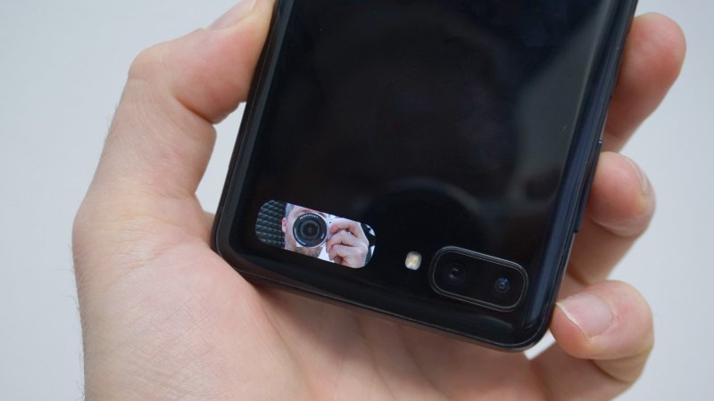 Samsung Galaxy Z Flip - fotoaparát v zatvorenom stave