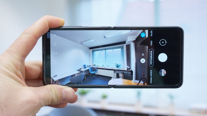 Samsung Galaxy Z Flip - širokouhlý fotoaparát v otvorenom stave