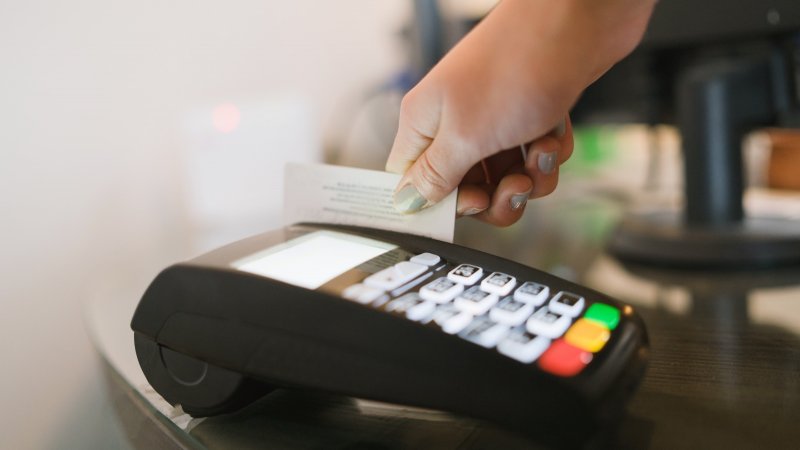 Mastercard končí s magnetickými prúžkami na platobných kartách